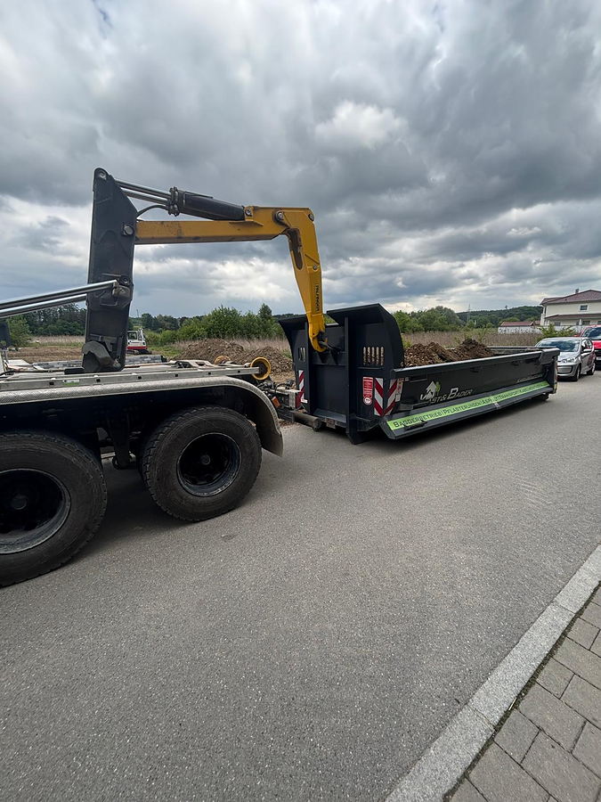 Absetzcontainer wird vom Lkw-Kran abgesetzt