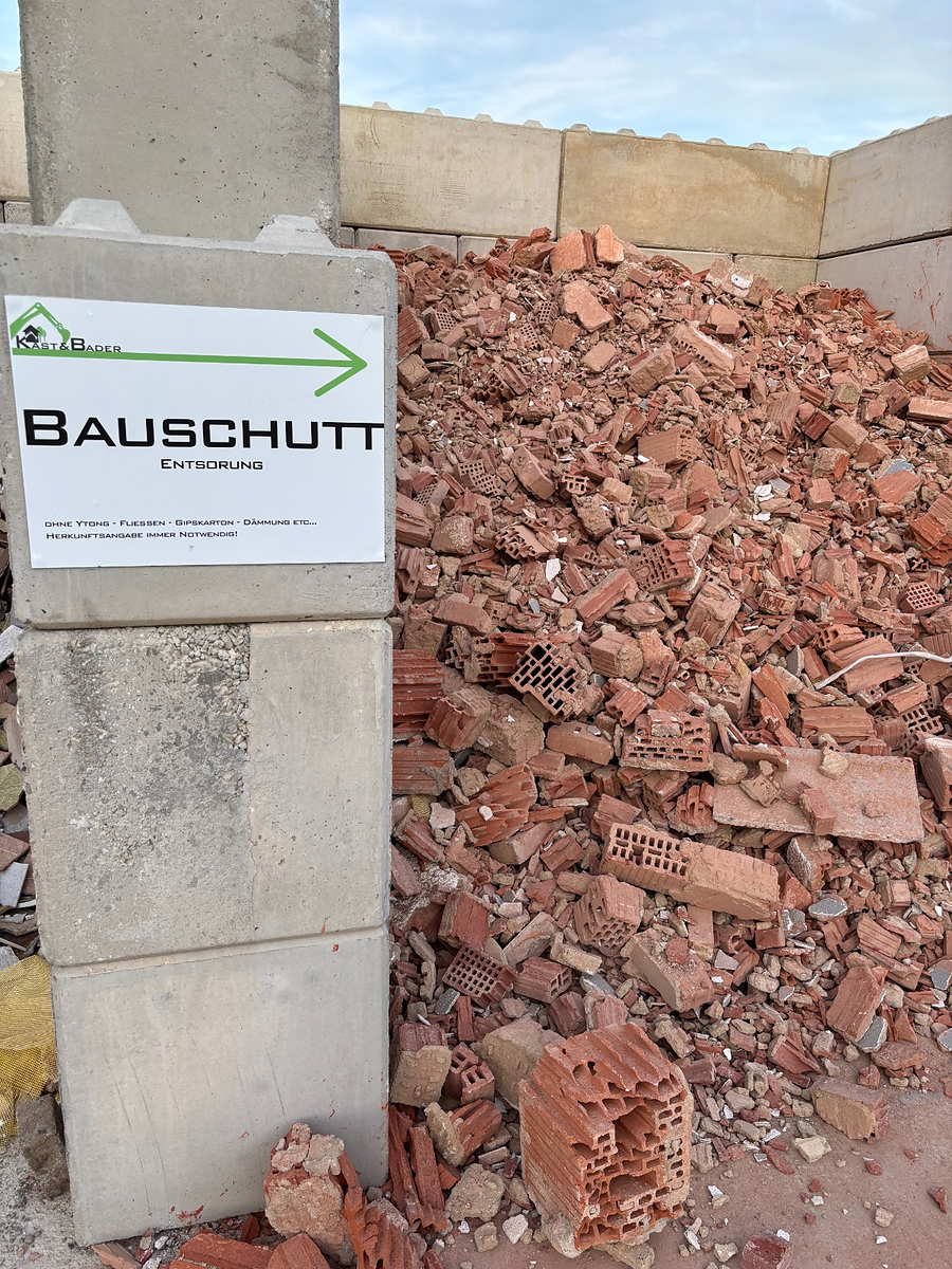 Bauschutt verwertbar auf dem Platz in Bellenberg