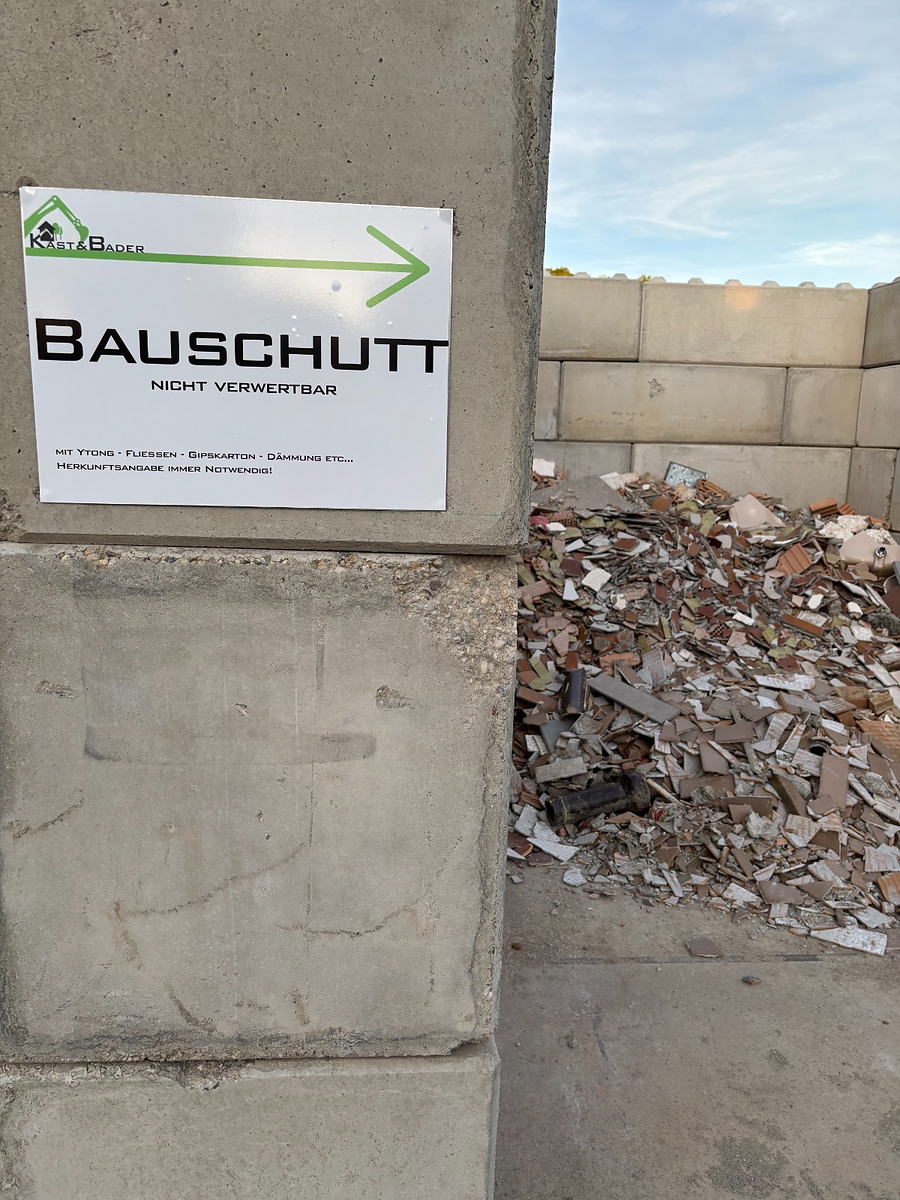 Bauschutt nicht verwertbar auf dem Platz in Bellenberg