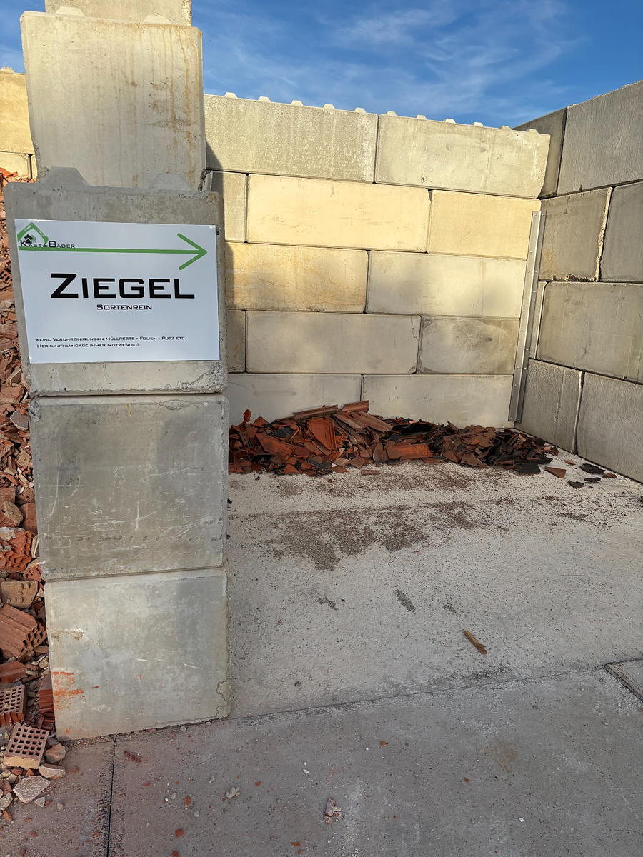 Ziegel sortenrein auf dem Platz in Bellenberg