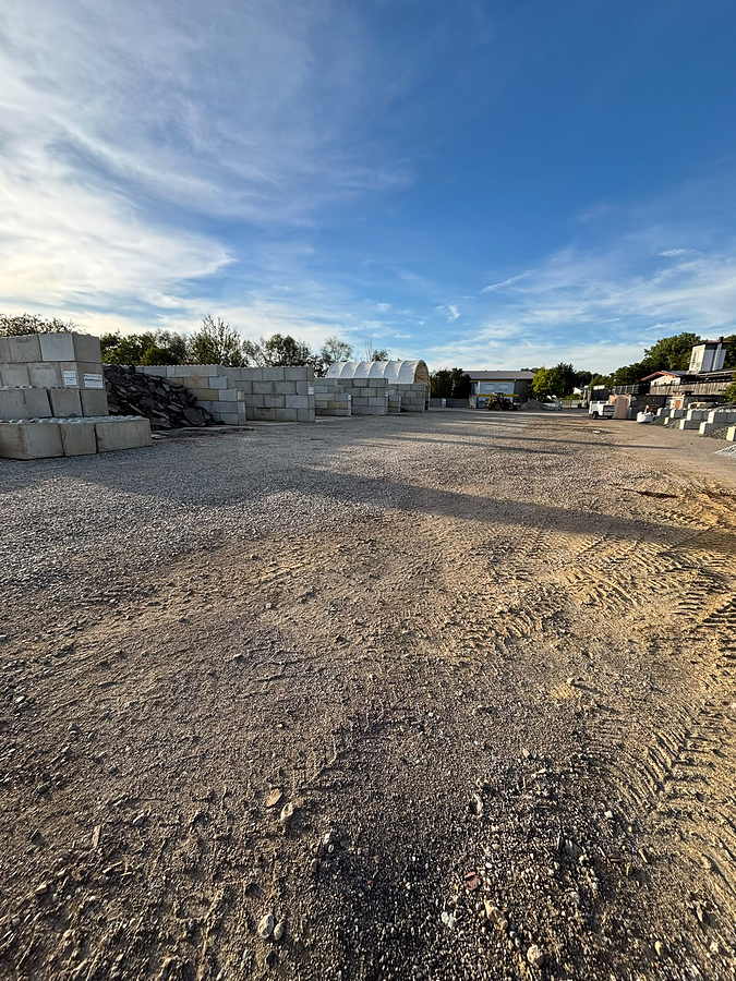 Blick &uuml;ber den Lager- und Recyclingplatz Bellenberg mit Boxen und Lagerhalle